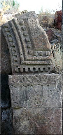 Chapiteau et base d'un arc de porte