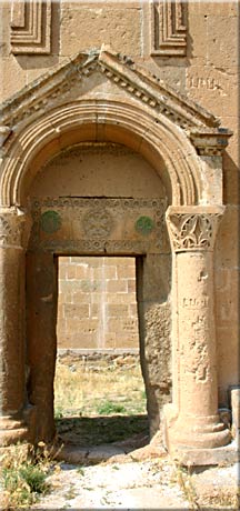 Une des deux portes de la façade sud