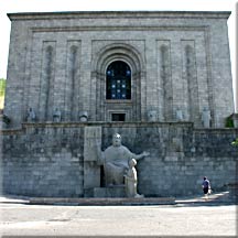 Entrée du Matenadaran, le centre d'étude des manuscrits