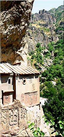 La chapelle au flanc de la gorge