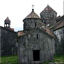 La chapelle au premier plan