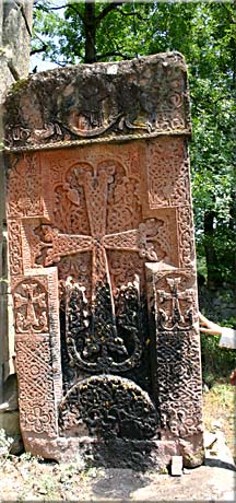 Khatchkar, entrée sud de l'église