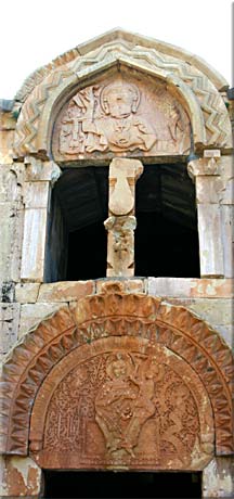 Porte ouest, les deux tympans