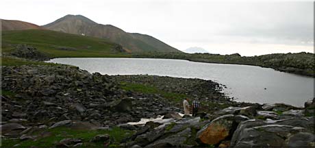Le lac près du champ de pétroglyphes
