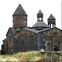 Le jamatoun au premier plan, puis l'église Ste-Sion