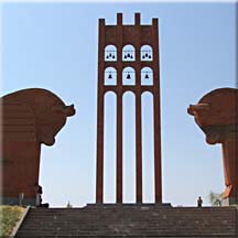 Carillon et entrée du monument