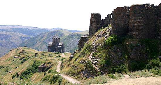 Amberd, la forteresse et l'église Amberd, la forteresse et l'église