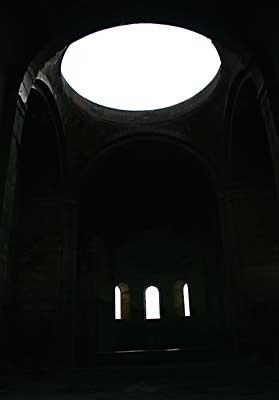 Aroutch, quand on entre dans l'église Aroutch, quand on entre dans l'église