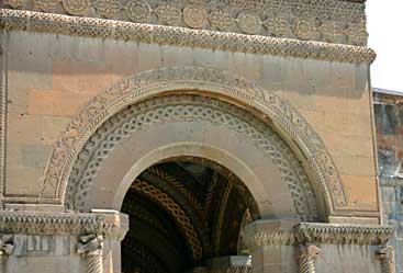 Edjmiadzin, porche de la cathédrale
