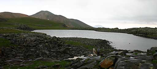 Oughtasar, le lac au pied du Mont Mets Ishkhanasar Oughtasar, le lac au pied du Mont Mets Ishkhanasar