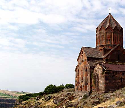 Yovhannavank, au bord de la gorge