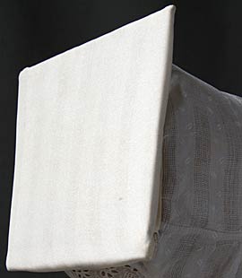Carton recouvert de satin