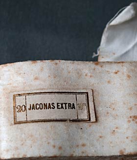Un ancien ruban de jaconas avec son étiquette