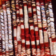 Réserves et teintures sur fils de soie