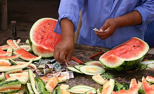 Au marché, les pastèques