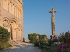 Le cimetière, ses roses trémières et l'église