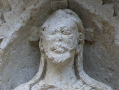 Argenton les Vallées (79), voussure du portail, visage du Christ époux