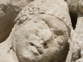 Fontaines d'Ozillac (17), portail, visage de la vertu