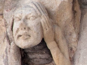 Cahors (46), visage au-dessus du portail nord