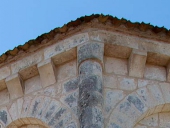Beurlay (17), corbeaux à la corniche de l'abside