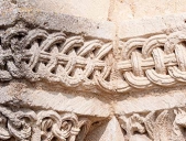 La Lande de Fronsac (33), frise au-dessus des chapiteaux du portail sud